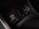12V電源ソケットを設置しております。周辺機器の充電にご利用頂けます。USB端子とHDMI端子も装備。音楽や映像をナビ画面でお楽しみいただけますね。