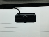 後方にもドライブレコーダーのカメラが付いています。前後両方でお車の周りを監視・記録いたします。