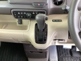 足元スッキリ、インパネシフトです。パーキングブレーキはフットブレーキタイプなので、運転席と助手席の間がスッキリしています。