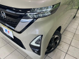 【LEDヘッドライト】悪天候や夜間走行時も良好な視界を確保し安心して運転できる高輝度LEDヘッドライトを装備!点灯速度が早く、消費電力も抑えられています。
