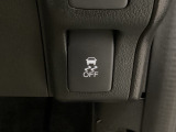VSA装備車です。VSAはドライバーの操作と車の動きを見守っています。もし車の挙動が乱れたとき、4輪別々にブレーキをかけたり、エンジンパワーをしぼることによって車を安定させます。