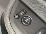 狭い駐車場で便利な電動格納ドアミラーが付いています。