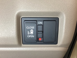 左側電動スライドドアは運転席からでも操作ができるように、ハンドル付近に開閉の操作スイッチが付いています。