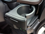 運転席右側の手の届きやすい位置にドリンクホルダーがあります。