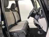 女性でも運転がしやすいように、シートの高さ調整機能(シートリフター)がついています。運転席と助手席の間が空いている為、助手席側への移動がスムーズです。交通量の多い道でも助手席側から乗り降りができます。