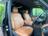運転席まわりには十分なスペースがあり、大柄な方でもゆったり運転していただける環境です。