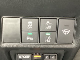 Hondaセンシング用の、VSA(ABS+TCS+横滑り抑制)解除と路外逸脱抑制機能のオンオフスイッチなどはハンドルの右側に装備しています。