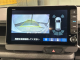 リバースギアに入れるだけで後方の表示へ切り替わります。夜間や雨の日の駐車も楽になりますよ。