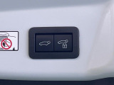 【パワーバックドア】スマートキーや運転席のボタンを押すだけでリアゲートが自動で開閉します!荷物を持っている時や、高い位置にあるバックドアを閉める際に便利な機能です♪