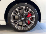 BMWの純正アロイホイールは軽量かつ強度にも優れているホイールで走行性能を引き上げる設計になっております。足元にもBMWは妥協がなくこだわっている個所になります。