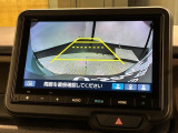 リバースギアに入れるだけで後方の表示へ切り替わります。夜間や雨の日の駐車も楽になりますよ。