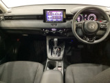 車内は光触媒抗菌消臭施工済です。スタイリッシュなデザインでスポーティなインパネ周りを演出します。グローブボックスやカップホルダーのほかにトレーなどたくさんの収納スペースが付いています。