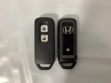 スマートキーを装備しています。鍵を差し込むことなくドアロックの開け閉めと、スタートボタン操作でのエンジンスタートができます。スペアキーも同じものを用意しております。