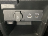 アクセサリーソケットはUSBのアダプターなどをつければ、スマホの充電にも使えます。横にはナビゲーション用の外部入力やスマートフォンなどの充電可能なUSB端子が1個づつついています。