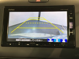 リバースギアに入れるだけで後方の表示へ切り替わります。夜間や雨の日の駐車も楽になりますよ。
