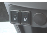 運転席と助手席にシートヒーターが付いています。