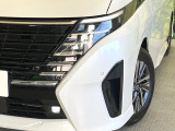 【LEDヘッドライト】悪天候や夜間走行時も良好な視界を確保し安心して運転できる高輝度LEDヘッドライトを装備!点灯速度が早く、消費電力も抑えられています。