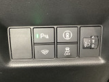 ハンドルの右側にはヘッドライトレベライザーとHondaセンシング用のメインスイッチがついています。ヘッドライトレベライザーは道路状況や積荷の加重に応じてライトの高さを調節できます。