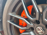 【オレンジキャリパー】ハイパワー車両には強力なブレーキが必須!色鮮やかなキャリパーがスポーティな印象を引き立てます♪