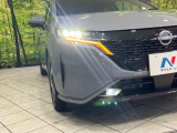 【LEDヘッドライト】悪天候や夜間走行時も良好な視界を確保し安心して運転できる高輝度LEDヘッドライトを装備!点灯速度が早く、消費電力も抑えられています。