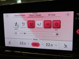 ゾーンエアコンで、操作はタッチパネルに搭載されています。温度設定はタッチ式で0.5度刻みに、指をスライドさせると大幅に変更できます。Smart Climateからは急速な足元の暖冷房も設定可能です。