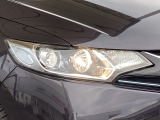 明るく白い光のLEDヘッドライトにより、夜間でも遠くまで見通しやすく、安全性が高まります。