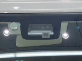 【衝突軽減装置】走行中に前方の車両等を認識し、衝突しそうな時は警報とブレーキで衝突回避と被害軽減をアシスト。より安全にドライブをお楽しみいただけます。