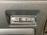 ハンドルの右下にETCがついています。高速道路の料金所の通過も楽々です!。 カードの取り出しもしやすい場所についています。