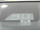 【プリクラッシュセーフティ】前方の車両等を検知し、衝突しそうな時は警報で注意を促し、ブレーキを踏む力をサポート。ブレーキを踏めなかった場合は衝突被害軽減ブレーキが作動、衝突回避をサポートします。
