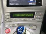 【オートエアコン】一度お好みの温度に設定すれば、車内の温度を検知し風量や温度を自動で調整。暑い&hellip;寒い&hellip;と何度もスイッチ操作をする必要はありません。快適な車内空間には必須の機能ですね♪