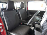 【清潔感のある運転席&助手席】隅々までクリーニングの行き届いた運転席&助手席。目立ったシミや汚れ等もございません。快適なドライブをどうぞ。