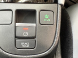 電子制御パーキングブレーキは信号待ちでも便利。いつもより運転がラクになるはずです。