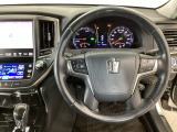 【ハンドル】運転にかかわる様々な操作を安全に行えるように視点移動が少なく操作性に配慮されたスイッチ類が凝縮されたコックピットです。