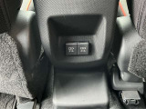 リヤ充電用USB端子付き。スマートフォンなどの充電に便利です。