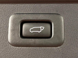 【パワーバックドア】スマートキーや運転席のボタンを押すだけでリアゲートが自動で開閉します!荷物を持っている時や、高い位置にあるバックドアを閉める際に便利な機能です♪