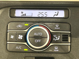 【オートエアコン】一度お好みの温度に設定すれば、車内の温度を検知し風量や温度を自動で調整。暑い&hellip;寒い&hellip;と何度もスイッチ操作をする必要はありません。快適な車内空間には必須の機能ですね♪