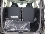 トランクルームです!!3列シートを折りたたむとさらに荷物の幅が広がります!!