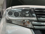 LEDヘッドライトは、点灯の瞬間から最大光量を発揮し、突然暗くなるトンネルなどでの安定感を高めます。