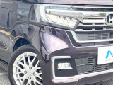 【LEDヘッドライト】悪天候や夜間走行時も良好な視界を確保し安心して運転できる高輝度LEDヘッドライトを装備!点灯速度が早く、消費電力も抑えられています。