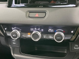 【オートエアコン】一度お好みの温度に設定すれば、車内の温度を検知し風量や温度を自動で調整。暑い&hellip;寒い&hellip;と何度もスイッチ操作をする必要はありません。快適な車内空間には必須の機能ですね♪