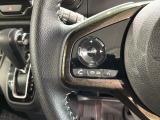 ステアリングにオーディオ操作スイッチが付いています。オーディオ画面に直接タッチしなくても操作が出来ますので、運転に集中できます。