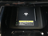 Qi対応のスマートフォンを置くだけで充電ができます。