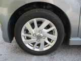 日産純正のアルミホイールが装着されてます。ボディデザインとマッチしておりおしゃれです。