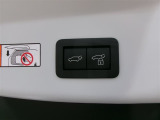 パワーバックドア機能付きです。高さや重さでバックドアの開閉って意外と大変ですが、電動で楽々です!