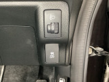ハンドルの右側にはヘットライトリベライザーとVSA(ABS+TCS+横滑り抑制)の解除スイッチがついています。ヘッドライトリベライザーは道路状況や積荷の加重に応じてライトの高さを調節できます。