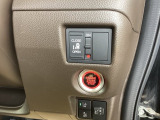 パワースライドドアの開閉はスマートキーのリモコンやドアノブは勿論、運転席側のスイッチ操作でも開閉ができ、安全・簡単です。