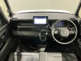 使いやすいレイアウトのダッシュボード周辺です。オートエアコンや小物入れなど嬉しい装備が満載です。
