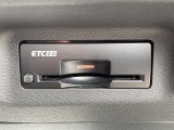 【ETC】有料道路を利用する際に料金所で停止することなく通過できる、ETC車載器(ノンストップ自動料金収受システム機器)が装備されています。セットアップを行うことで利用可能になります。