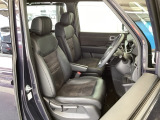 フロント広々、セパレートシートの運転席は、ハイトアジャスターが付いているので、快適にドライブができます。ハンドルはテレスコピック機能で、ハンドル位置を上・下・手前・奥に調節できます。