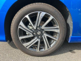 純正のアルミホイールが足元を飾ります!